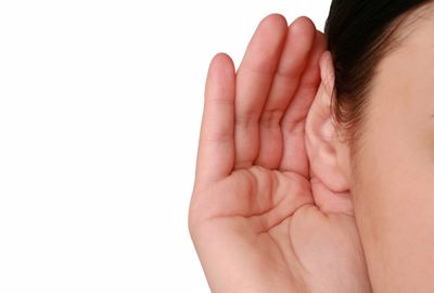 Nghe tiếng rột rột trong tai: Nguyên nhân và cách điều trị